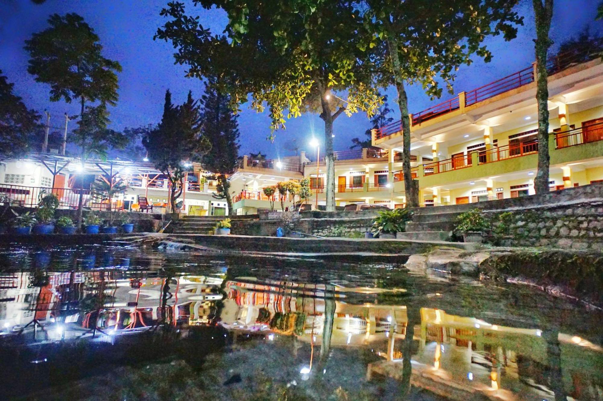 Pandu Lakeside Hotel Parapat Exterior photo