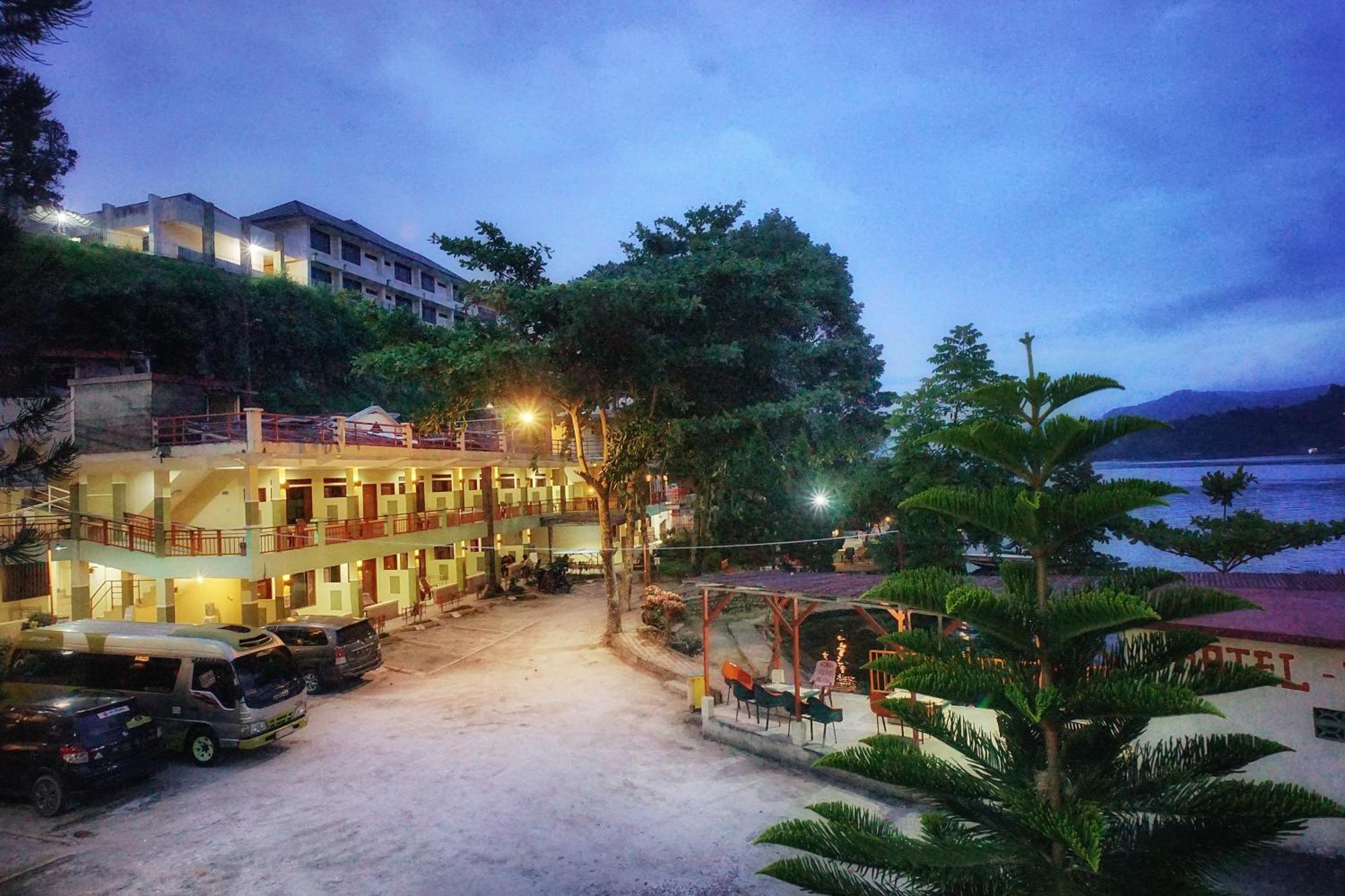 Pandu Lakeside Hotel Parapat Exterior photo