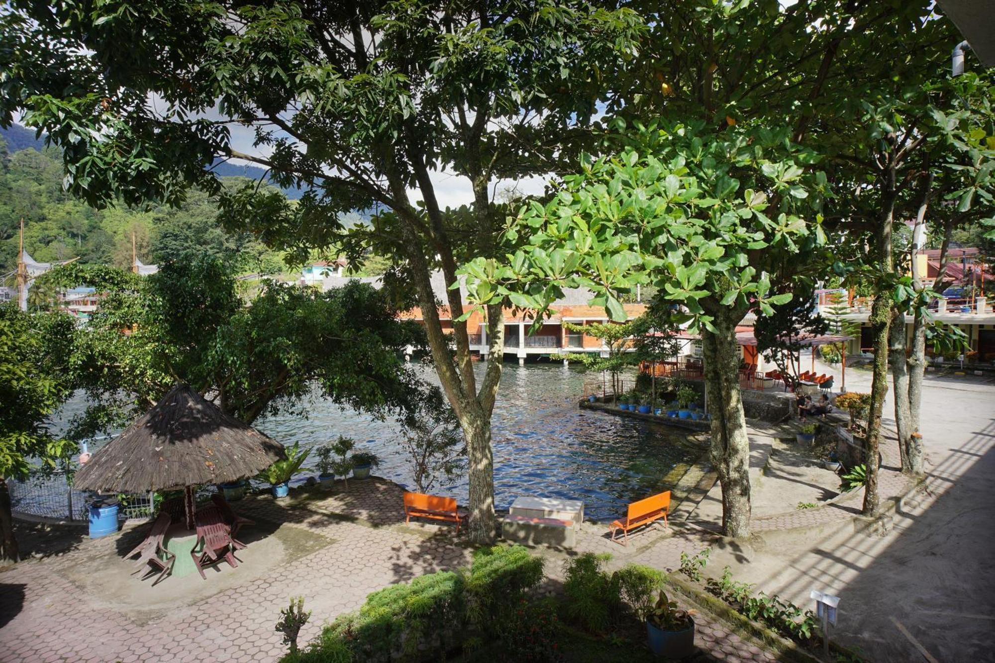Pandu Lakeside Hotel Parapat Exterior photo