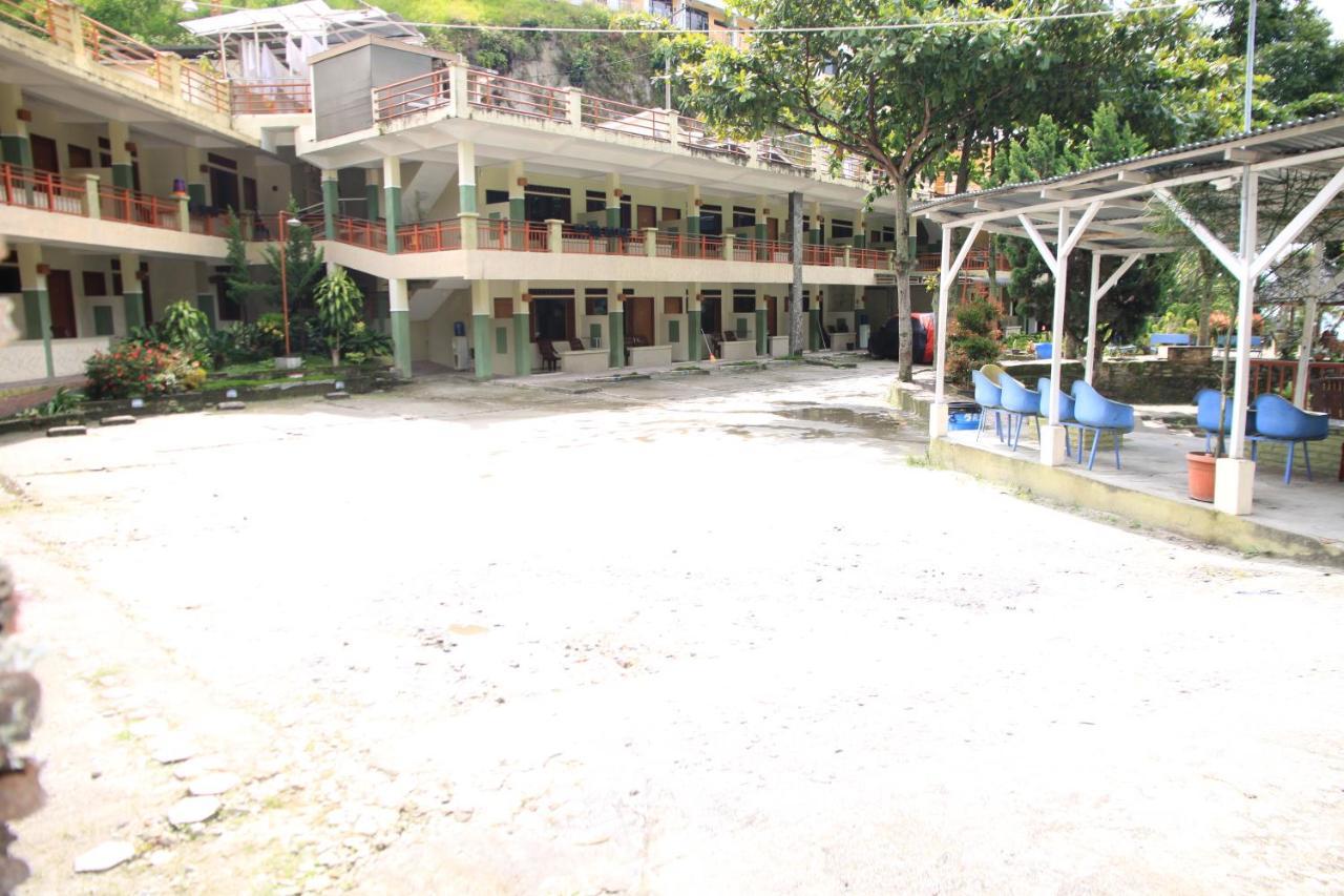 Pandu Lakeside Hotel Parapat Exterior photo