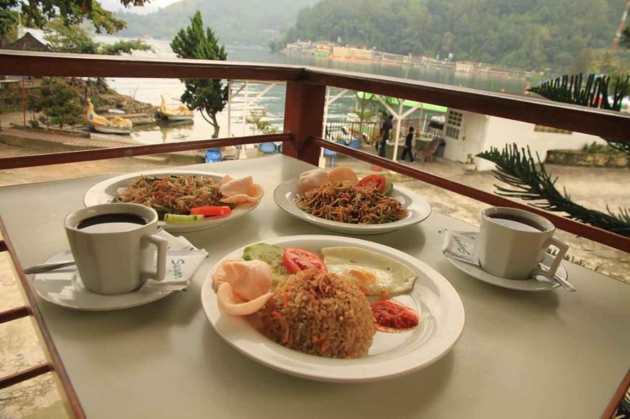 Pandu Lakeside Hotel Parapat Exterior photo