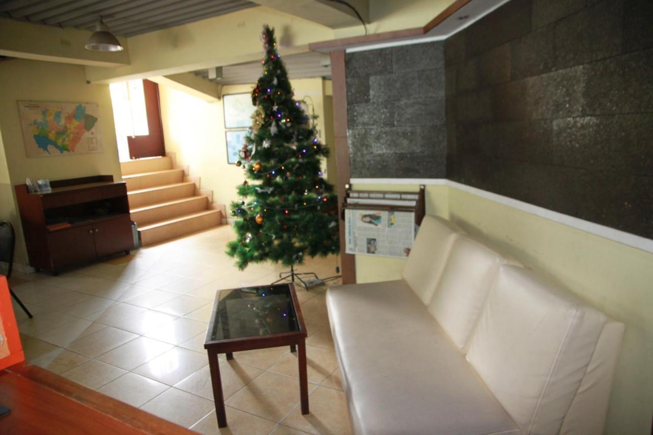 Pandu Lakeside Hotel Parapat Exterior photo